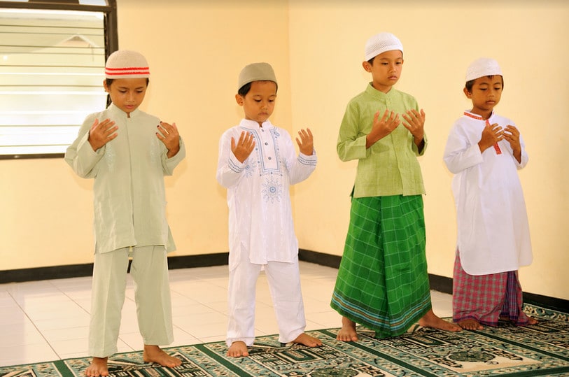 Tips Supaya Anak Rajin Sholat di Masjid
